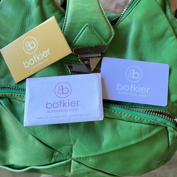 Hobo style buttery soft green leather and gold hardware satchel - Picture 4 of 5